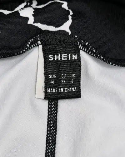 Conjunto deportivo Shein negro con diseño mármol - miniatura 4