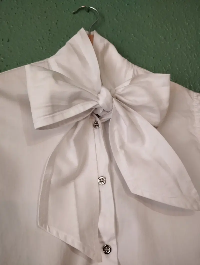 Blusa blanca con lazo y mangas abullonadas - 2