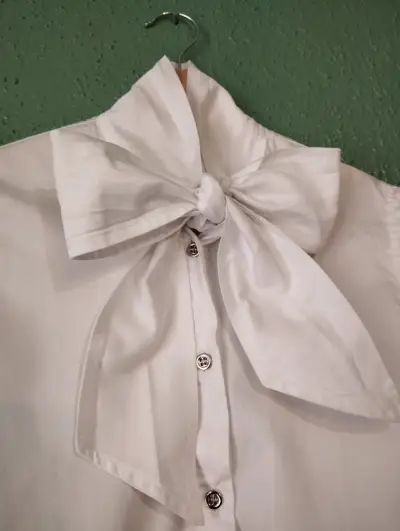 Blusa blanca con lazo y mangas abullonadas - miniatura 2