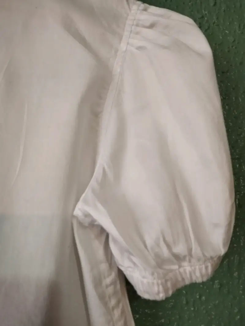 Blusa blanca con lazo y mangas abullonadas - 3