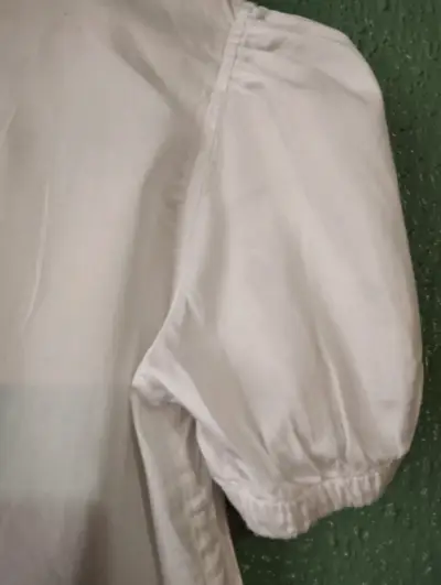 Blusa blanca con lazo y mangas abullonadas - miniatura 3