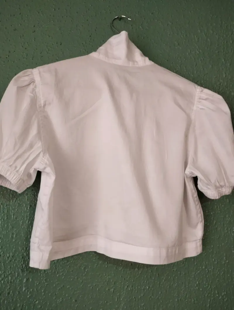 Blusa blanca con lazo y mangas abullonadas - 4