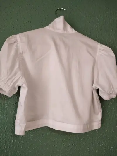 Blusa blanca con lazo y mangas abullonadas - miniatura 4