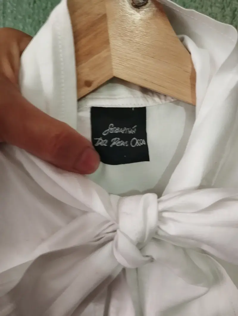 Blusa blanca con lazo y mangas abullonadas - 5