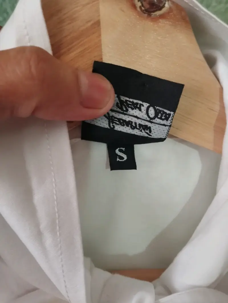 Blusa blanca con lazo y mangas abullonadas - 6