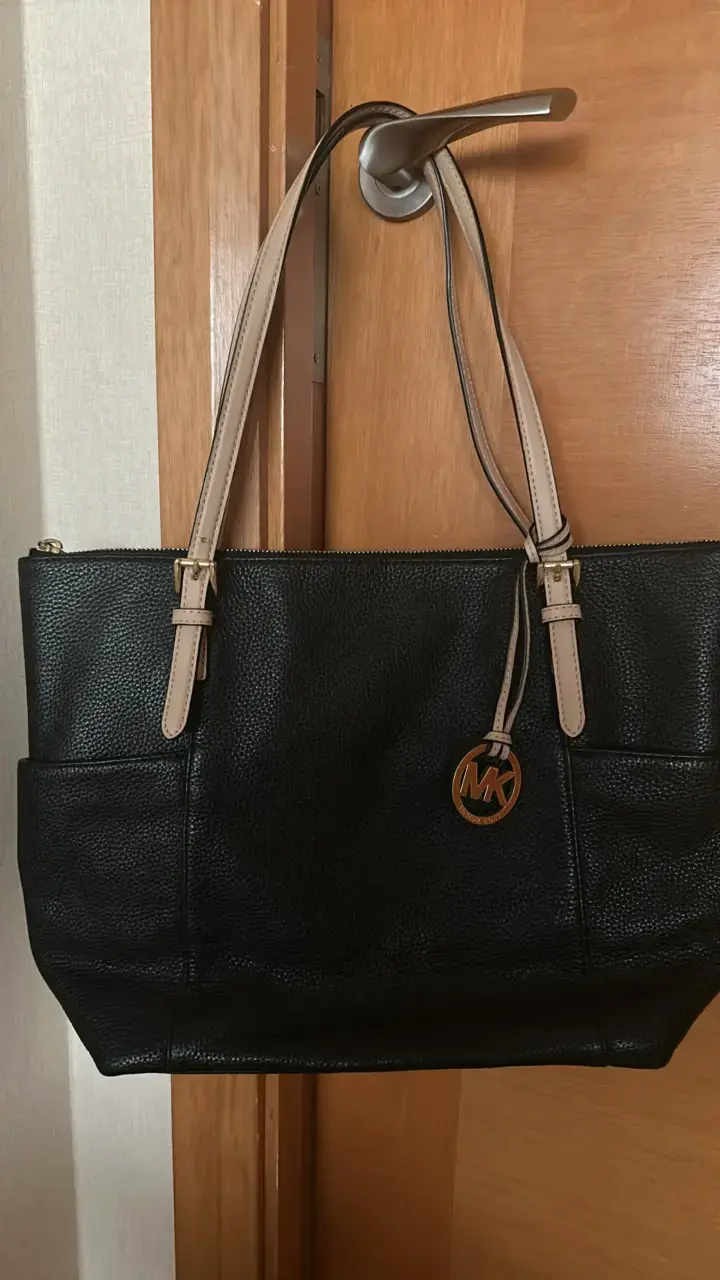 Bolso tote negro Michael Kors con detalles beige - 2