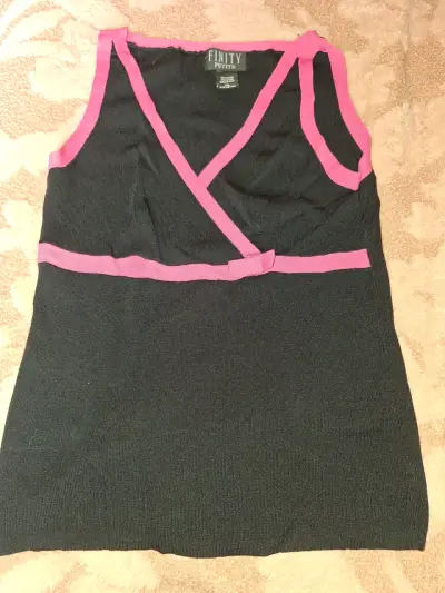 Blusa sin mangas negra con detalles rosados Finity - miniatura 1