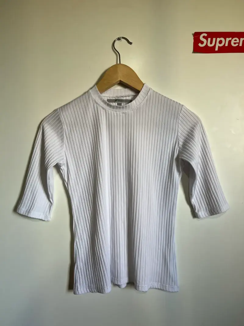 polera blanca de manga tres cuartos