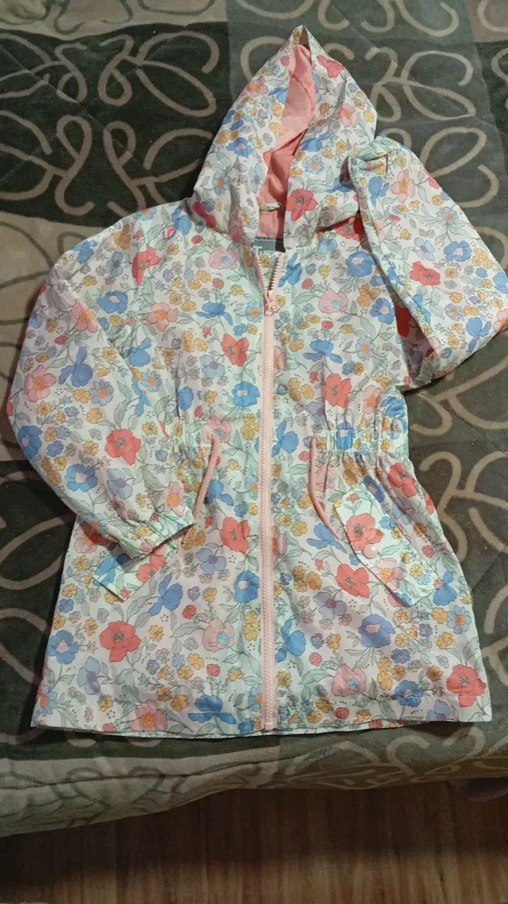 Chaqueta impermeable infantil con estampado floral