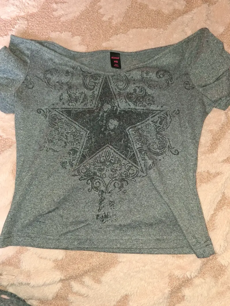 Polera gris con diseño de estrella Romwe XS - 1