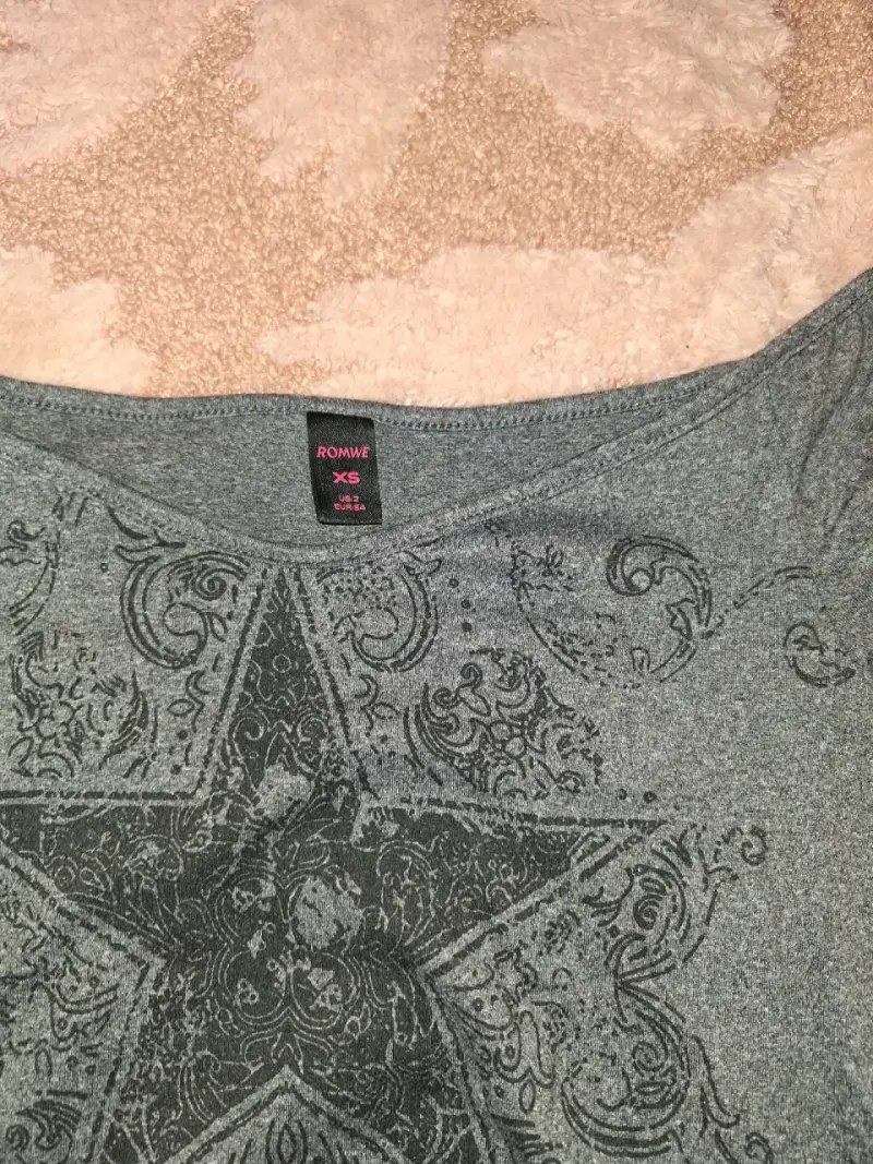 Polera gris con diseño de estrella Romwe XS - 2