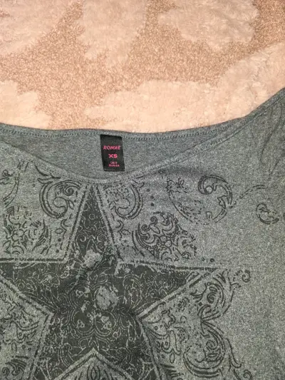 Polera gris con diseño de estrella Romwe XS - miniatura 2
