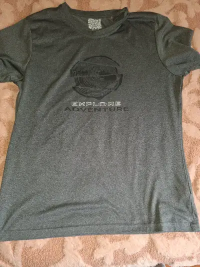 Polera gris para hombre 'Explore Adventure' - miniatura 1