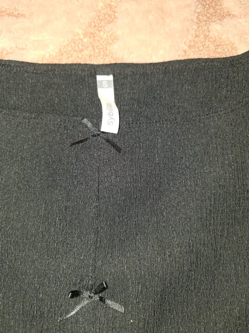 Polera negra sin mangas con lazo decorativo - 2