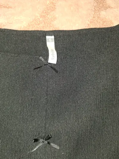 Polera negra sin mangas con lazo decorativo - miniatura 2