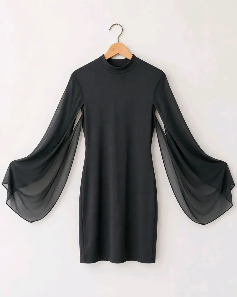 Vestido negro con mangas abiertas acampanadas