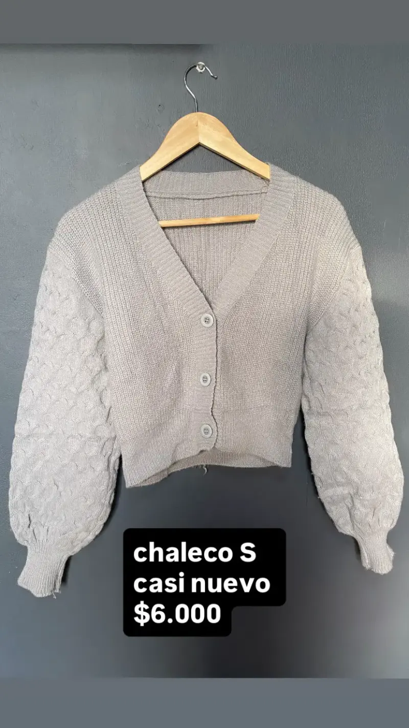 Chaleco gris con mangas tejidas casi nuevo
