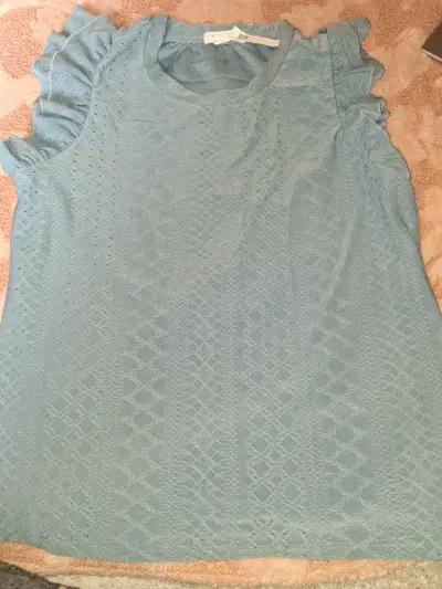 Blusa azul con diseño de encaje y volantes - miniatura 1