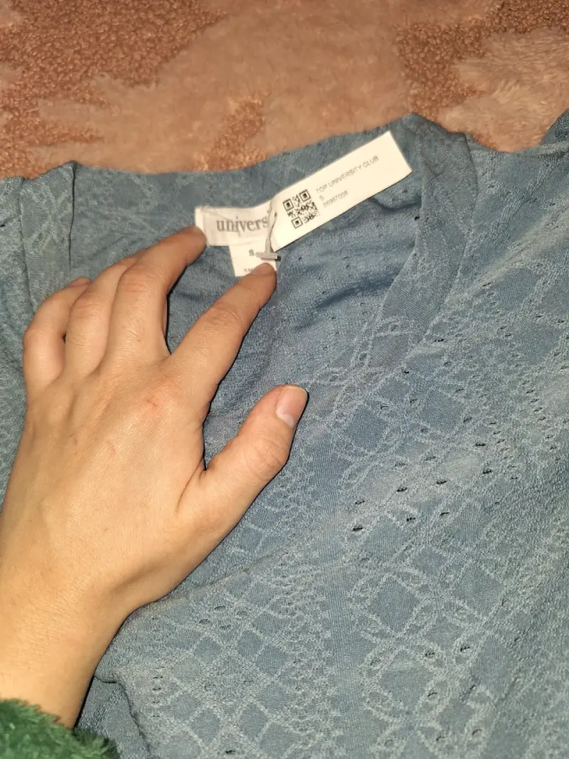 Blusa azul con diseño de encaje y volantes - 2