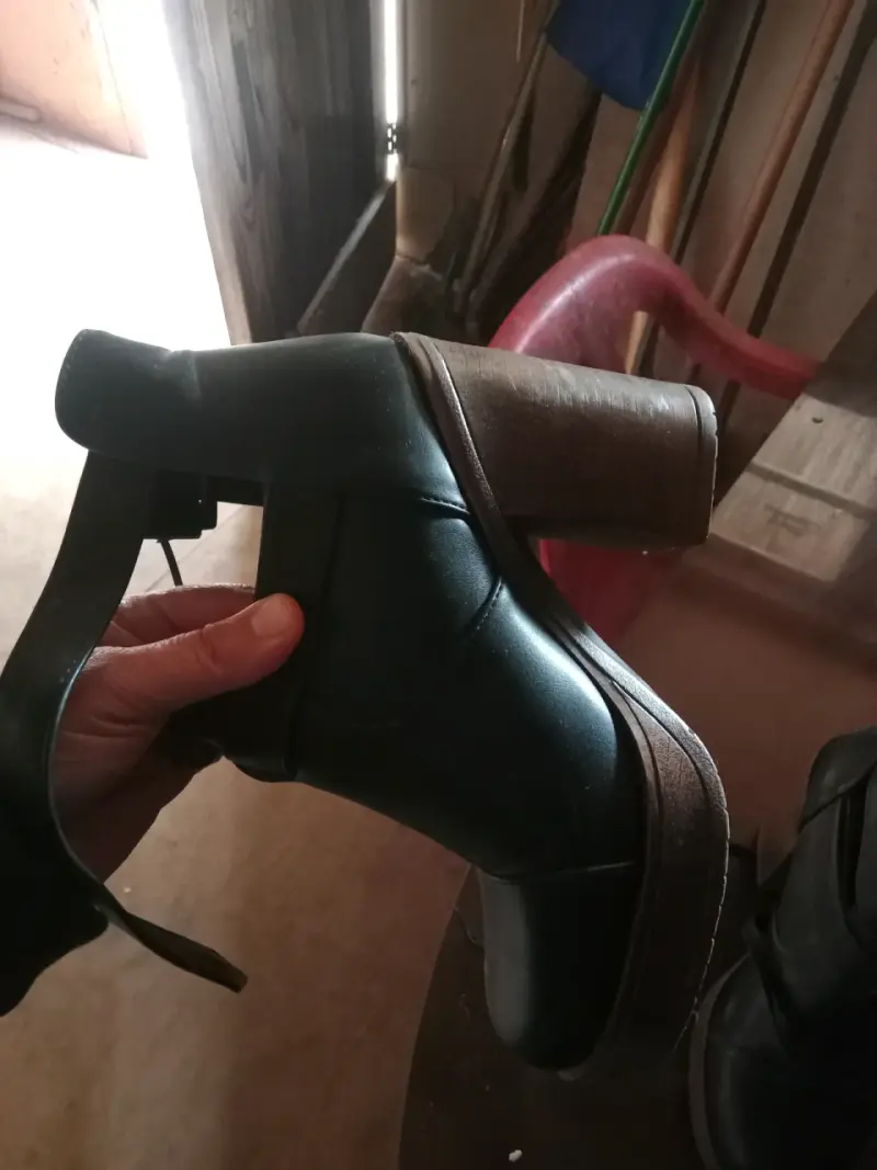 Botines de cuero negro con tacón alto - 2