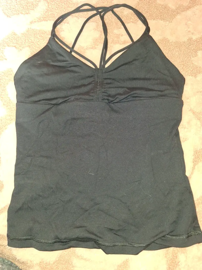 Top negro con tirantes cruzados Yoga - 1
