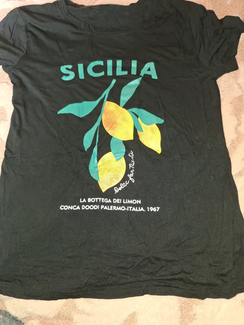 Polera negra con diseño Sicilia