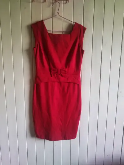 Vestido rojo elegante con lazo - miniatura 1