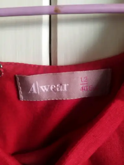 Vestido rojo elegante con lazo - miniatura 3