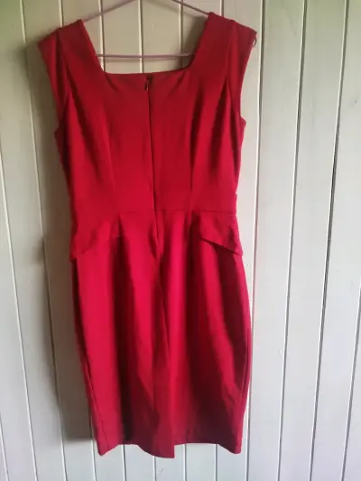Vestido rojo elegante con lazo - miniatura 4