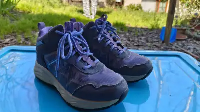 Botín Skechers waterproof para niña número 29 - miniatura 1