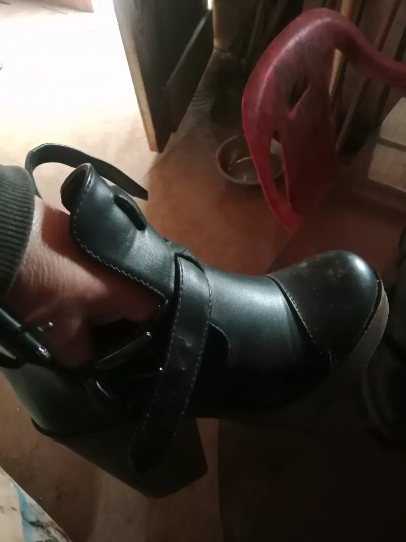 Botines de cuero negro con tacón alto - 2