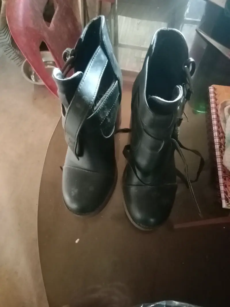 Botines de cuero negro con tacón alto - 4