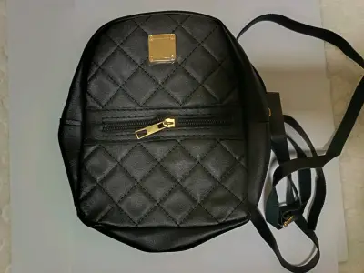 Mochila pequeña negra (20 x16 cm aprox) - miniatura 1