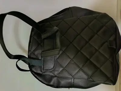 Mochila pequeña negra (20 x16 cm aprox) - miniatura 3