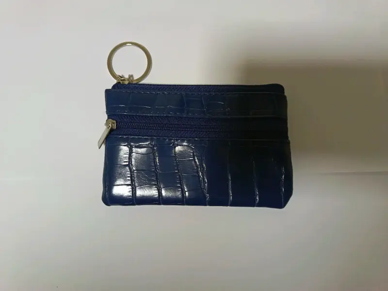 Monedero azul con diseño de cocodrilo - 1