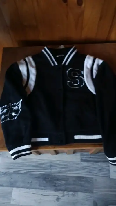 Chaqueta tipo varsity negra con detalles blancos - miniatura 1