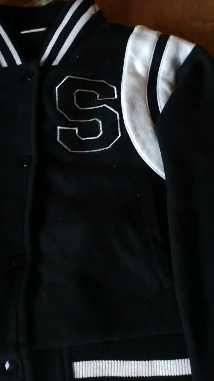 Chaqueta tipo varsity negra con detalles blancos - 2