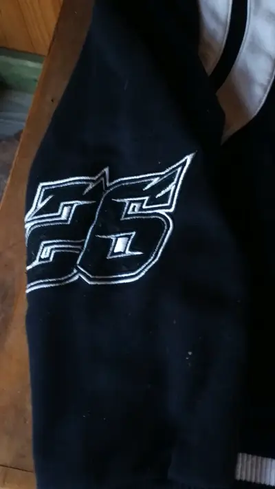 Chaqueta tipo varsity negra con detalles blancos - miniatura 3