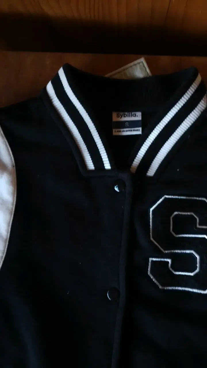 Chaqueta tipo varsity negra con detalles blancos - 4