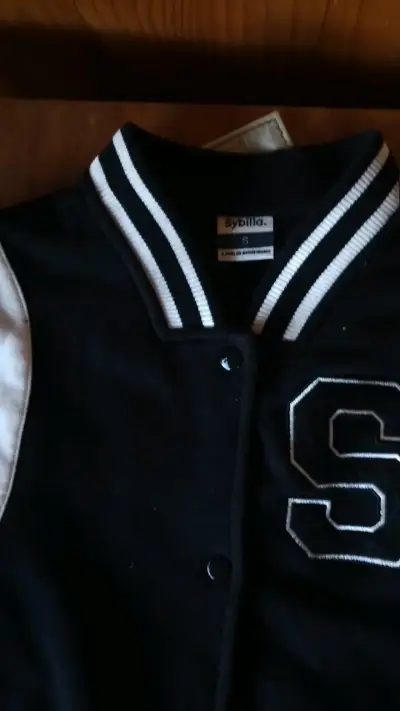 Chaqueta tipo varsity negra con detalles blancos - miniatura 4