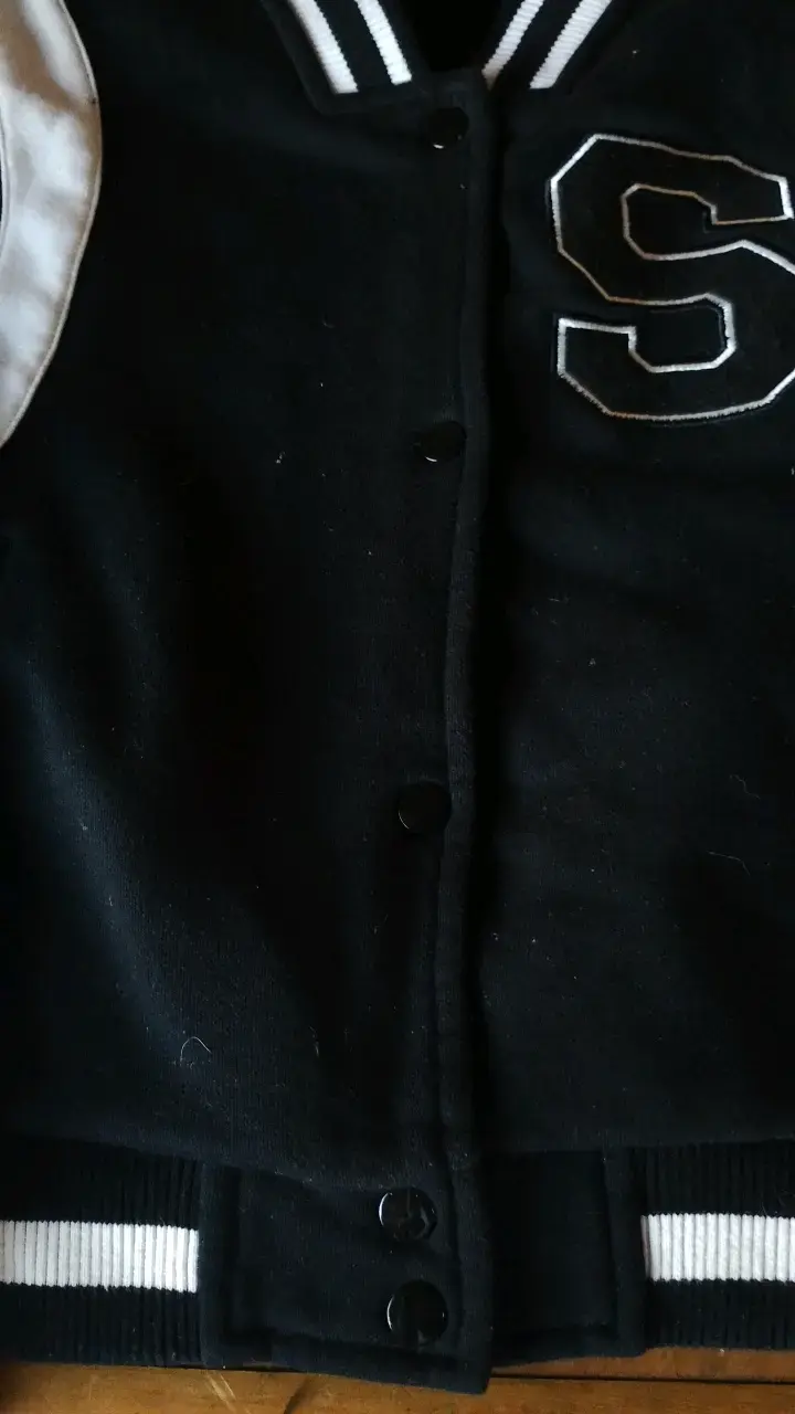 Chaqueta tipo varsity negra con detalles blancos - 5
