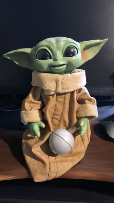 Figura de acción Baby Yoda con túnica - miniatura 1