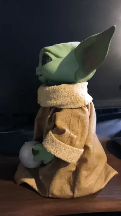 Figura de acción Baby Yoda con túnica - miniatura 2