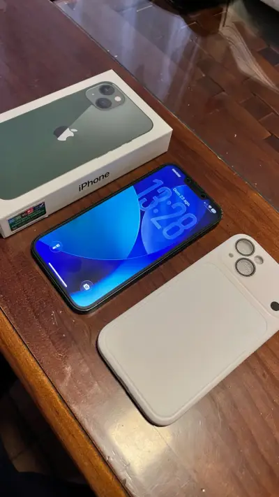 iPhone 13 verde con caja y funda - miniatura 1