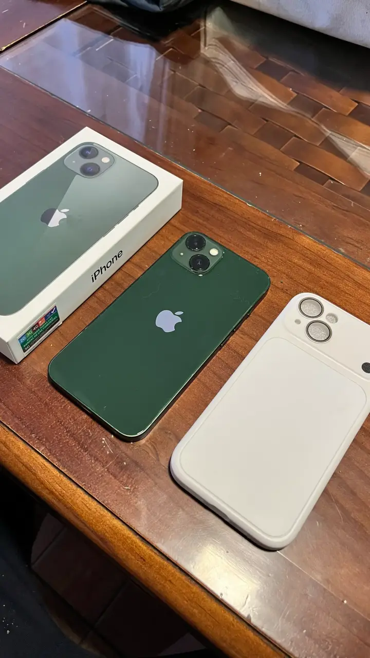 iPhone 13 verde con caja y funda - 2
