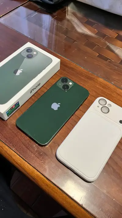 iPhone 13 verde con caja y funda - miniatura 2