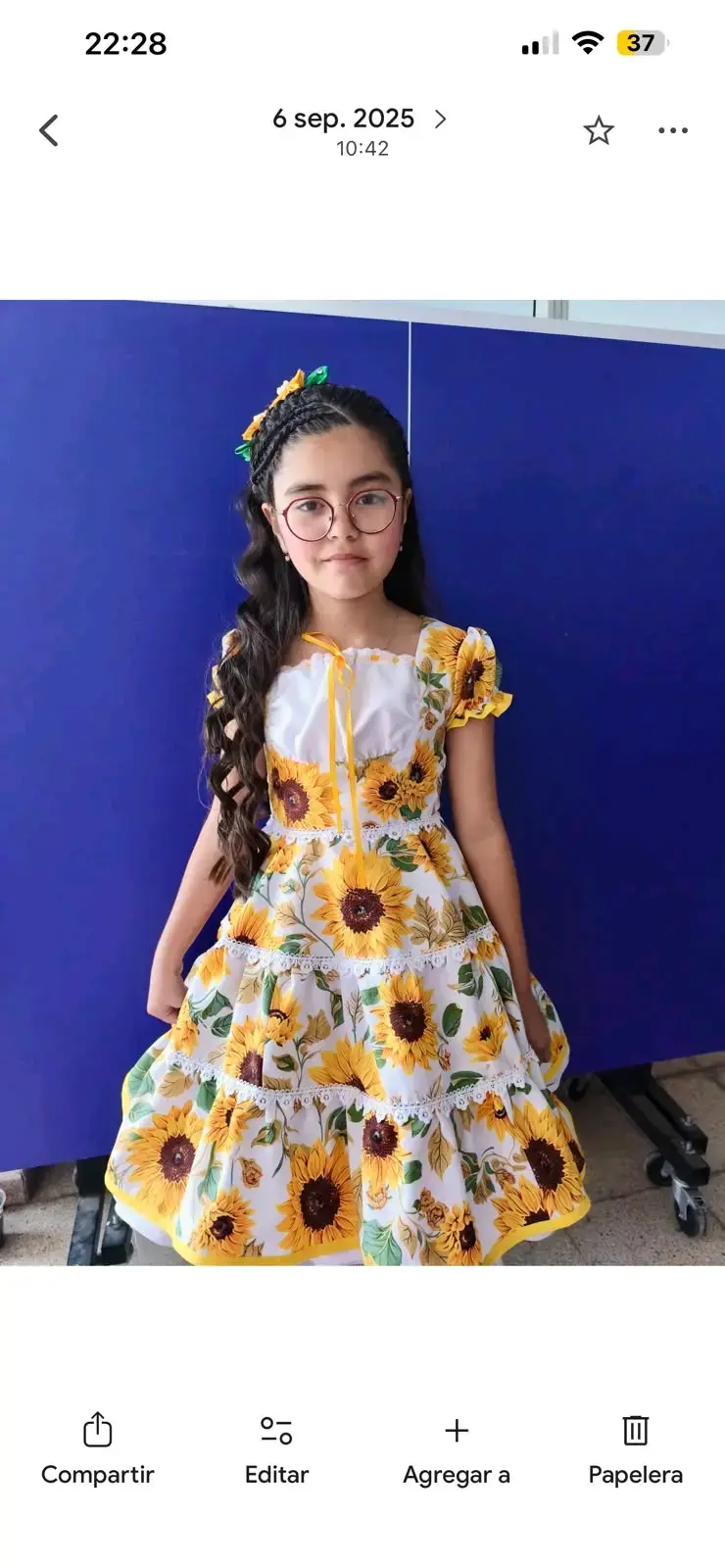 Vestido infantil con girasoles y abrigo rojo - 2