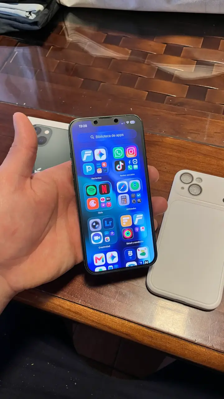 iPhone 13 verde con caja y funda - 4