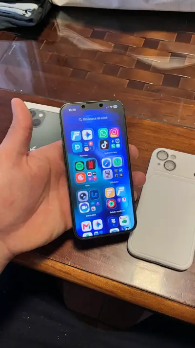 iPhone 13 verde con caja y funda - miniatura 4
