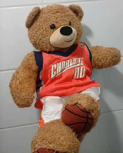 Osito de peluche con camiseta de baloncesto - miniatura 1